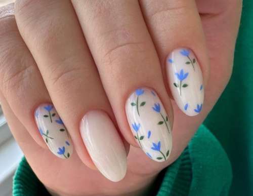 Голубые цветочки на ногтях