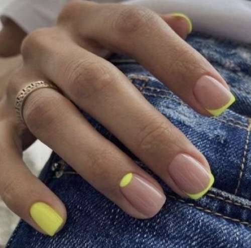 Желтый дизайн ногтей на квадрат