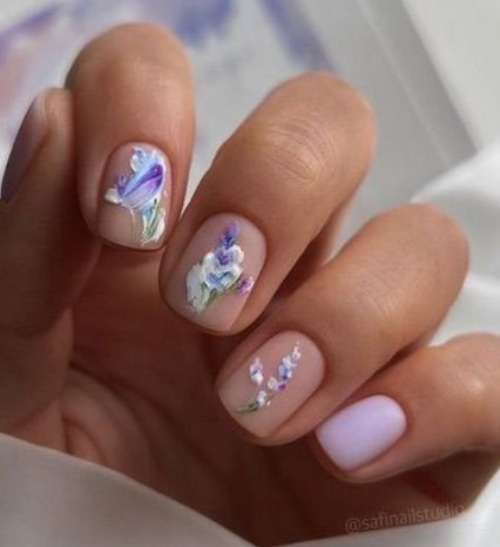 Сиреневые цветочки на ногтях