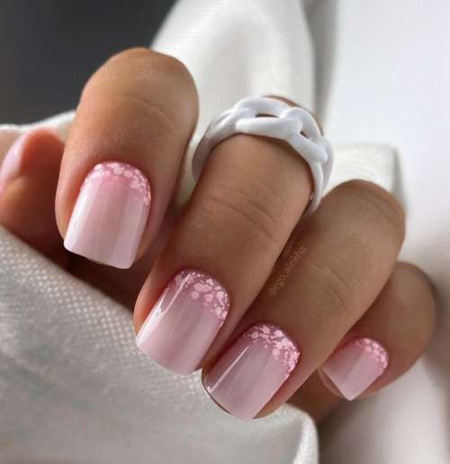 Светло-розовые ногти с блестками