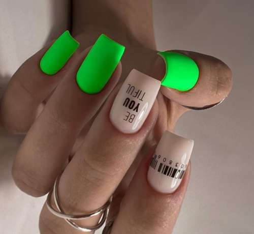 Зеленый с бежевым ногти