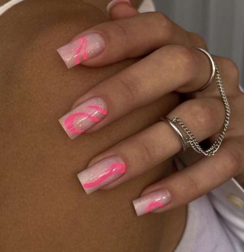 Розовые полоски на ногтях