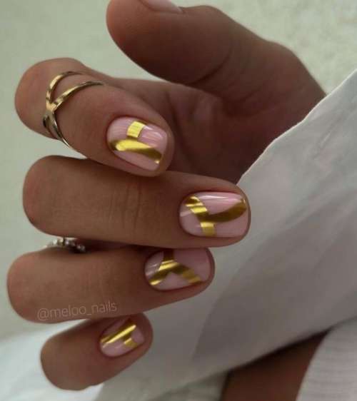 Золотистые полоски на ногтях