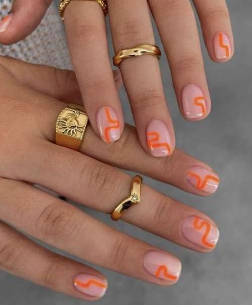 Оранжевые полоски на ногтях