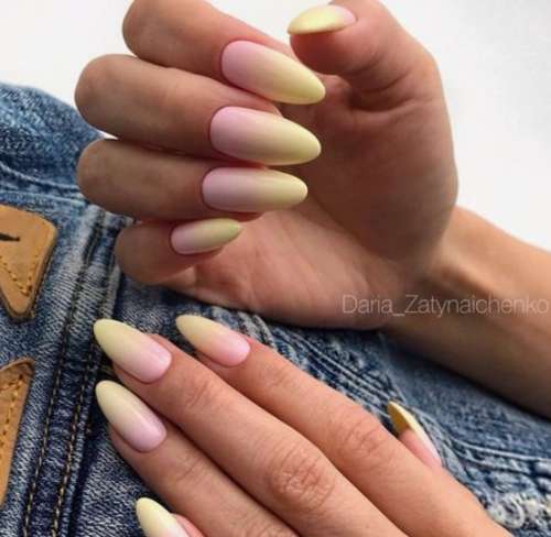 Желто-розовый градиент на ногтях