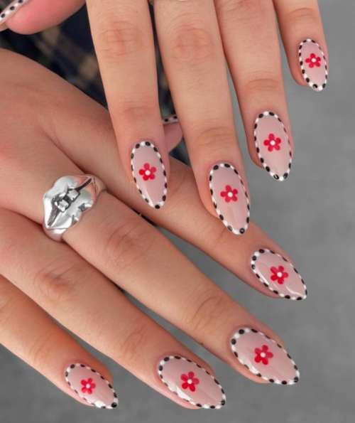 Красные цветы на ногтях