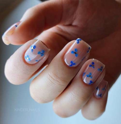 Нежные цветочки на ногтях