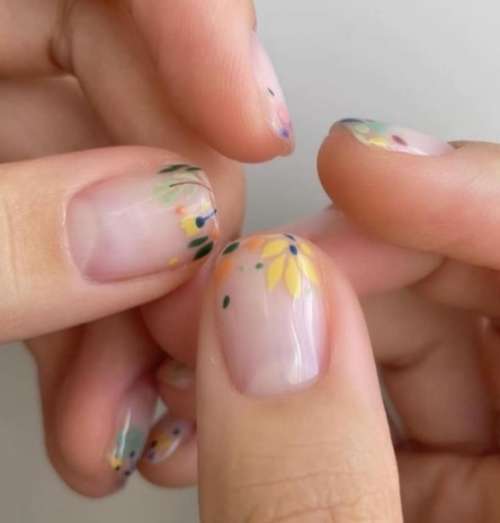 Желтые цветочки на ногтях